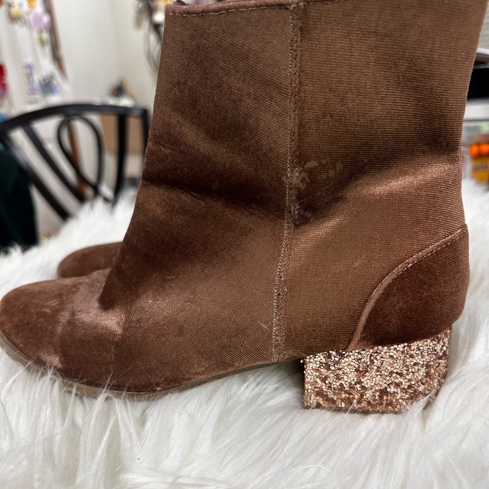 Girls size 4 boots .